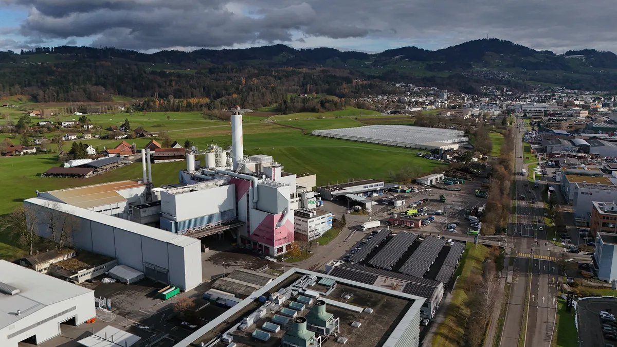 Neben dem Netz in Hinwil sind auch Fernwärmenetze im Westen und Süden der Kezo geplant, Letzteres ebenfalls von der Energie Zürichsee Linth AG. Man sieht die Kezo in Hinwil.